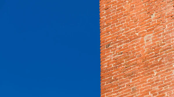 Alte Backsteinmauer Mit Blauem Himmel Als Hintergrund Mit Kopierraum — Stockfoto