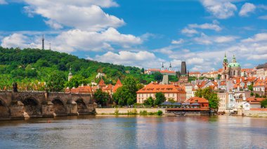 Prag Mala Strana 'nın eski bölgesi ve ünlü Charles Köprüsü ve Petrin Tepesi ile Vltala Nehri manzarası