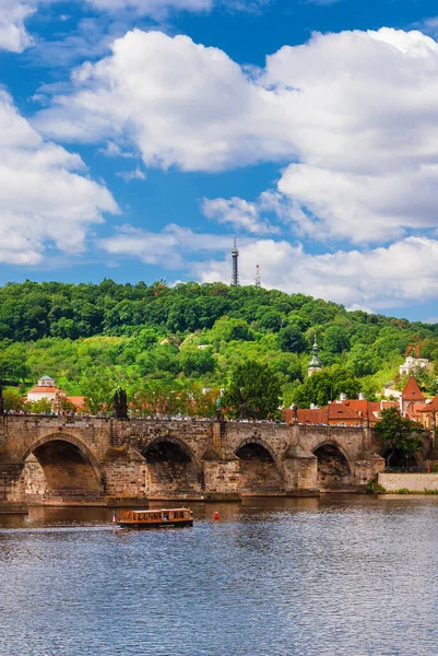 Widok Wełtawę Słynnym Mostem Karola Wzgórzem Petrin Pradze — Zdjęcie stockowe
