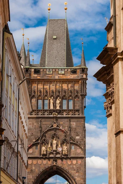 Średniowieczna Wieża Mostowa Starego Miasta Widok Ulicy Karlova Historycznym Centrum — Zdjęcie stockowe