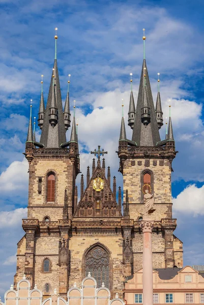 Kościół Matki Bożej Przed Tynem Słynne Gotyckie Bliźniacze Wieże Zakończone — Zdjęcie stockowe