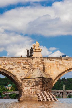 Prag 'daki Vltava Nehri üzerindeki Charles Köprüsü