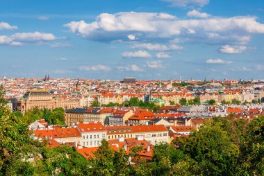 Prag şehir merkezinin panoramik manzarası Petrin Tepesi 'nden ufuk çizgisi