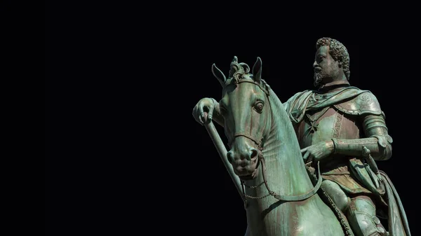フェルディナンド1世メディチトスカーナ大公 慶長12年 1607年 にフィレンツェの歴史的中心部に建てられた乗馬記念碑 黒を基調とした複製空間 — ストック写真