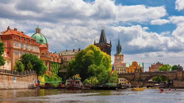 Prags Historiska Centrum Med Floden Vltala Och Den Berömda Karlsbron — Stockfoto