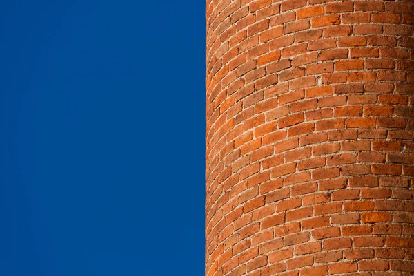 Gebogene Ziegelwand Mit Blauem Himmel Als Hintergrund Mit Kopierraum — Stockfoto
