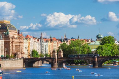 Prag, CZECH CUBLIC, 12 Temmuz 2022 - Prag 'da turizm. Vltava Nehri 'ndeki Legion Köprüsü' nün etrafında yüzen tekneler. 