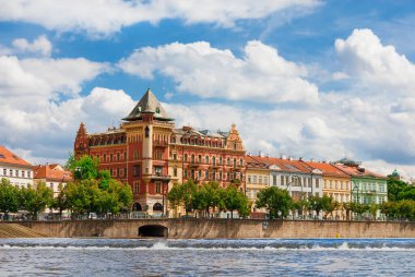 Prag, CZECH REPUBLIC, 15 Temmuz 2022 - Prag 'ın güzel kıyı şeridi Vltava Nehri manzarası