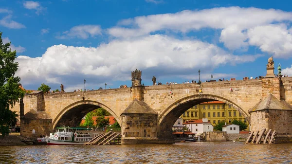 布拉格 2022年7月15日 布拉格旅游 捷克人民和游客穿过城市历史中心著名的查尔斯桥 — 图库照片