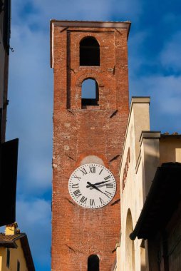 Carmine Kilisesi antik çan ve saat kulesi Lucca tarihi merkezinde