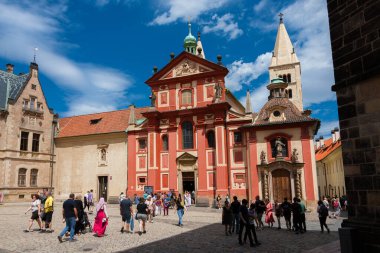 Prag, CZECH REPUBLIC, 13 Temmuz 2022 - Turistler Prag 'ın merkezindeki en eski kiliselerden biri olan St. George Bazilikası' nı ziyaret ettiler