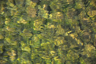 Akan su ve çakıl taşlarıyla nehir akıntısı bulanık arkaplan gibi