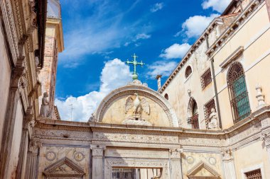 1481 yılında Venedik 'te Campo San Giovanni (St John Meydanı), Rönesans mermer ekranı dikilmiştir.