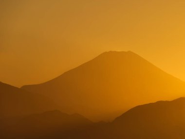 Altın günbatımı gökyüzü ile İkonik Fuji Dağı