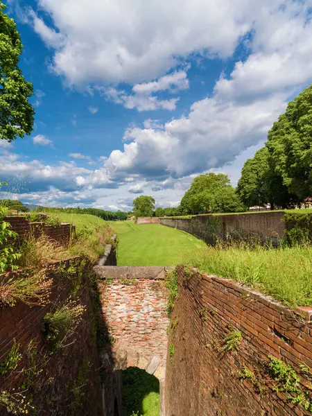 Lucca antik şehir duvarları San Croce Bulwark ile San Frediano Bulwark arasındaki güzel park.