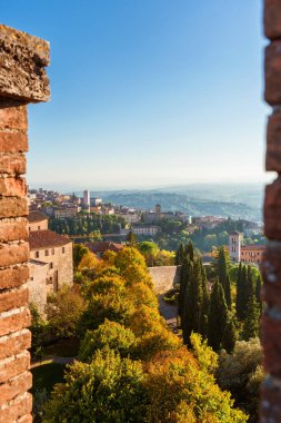 Perugia ortaçağ tarihi merkezi eski siluet ve Umbria kırsalları şehrin ortaçağ duvarlarından