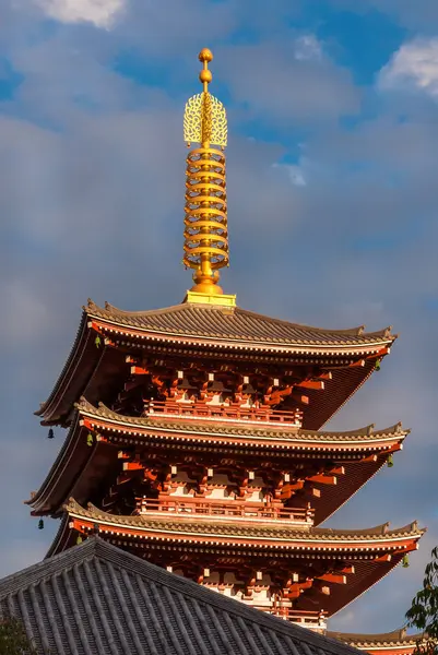 Tokyo, Japonya, 7 Ekim 2023 Japonya 'da dini mimari. Tokyo 'daki en eski tapınak Asakusa' daki Senso-ji Beş katlı Pagoda 'nın detayları.