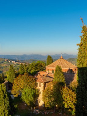 Perugia 'daki Aziz Michael Tapınağı, 5. yüzyılda inşa edilmiş çok eski bir kilise, Umbria' nın güzel kırsal kesimleriyle.