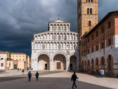 Lucca, İtalya, 12 Mayıs 2023 - Lucca Katedrali ile San Martino Meydanı
