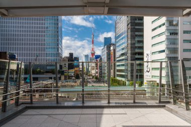 Tokyo, Japonya, 21 Ekim 2023 Tokyo modern simgeleri. Roppongi Hills, Azabudai Hills gökdelenleri ve Minato Ward 'daki ünlü Tokyo Kulesi