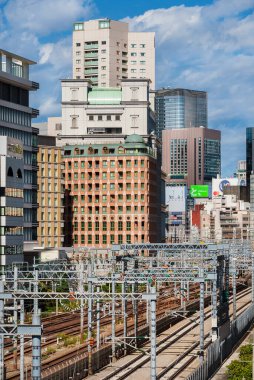 Tokyo, Japonya, 21 Ekim 2023 - Japonya 'da modern mimari. Minato Ward bölgesinde JR demiryolu rayları olan Shiodome batı bölgesi.