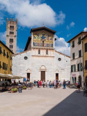 Lucca, İtalya, 7 Haziran 2023 Lucca 'yı gezmek. Turistler tarih merkezindeki St. Fredianus Bazilikasını ziyaret ettiler