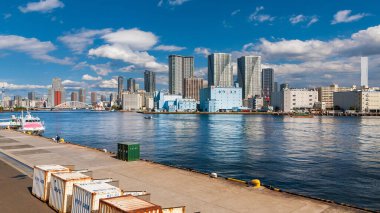 Tokyo, Japonya, 21 Ekim 2023 - Takeshiba İskelesi panoramik terasından Tokyo Körfezi, Sumida Nehri, Kachidoki, Harumi ve Skytree manzarası