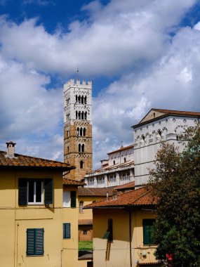 Lucca Katedrali ortaçağ çan kulesi. Bulutların arasına 13. yüzyılda dikilmiş. 