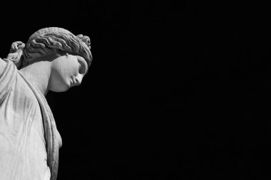 Antik Roma ya da Yunan neoklasik heykeli, 1840 yılında Lucca 'nın tarihi merkezine dikilmiştir.)