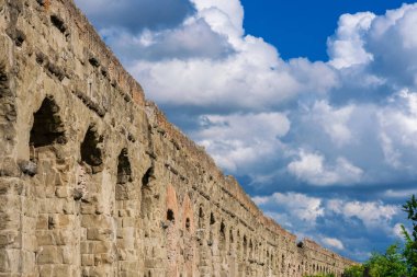 Antik Roma su kemerleri Roma halk parkında güzel bulutlarla harabeler oluşturuyor.