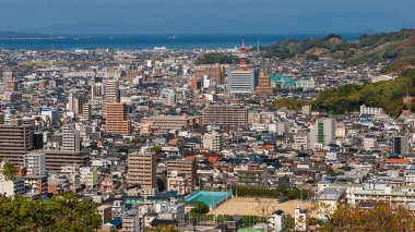 Matsuyama, JAPAN, NOVEMBER 8, 2023 - Katsuyama Tepesinden Matsuyama ve Seto İç Denizi