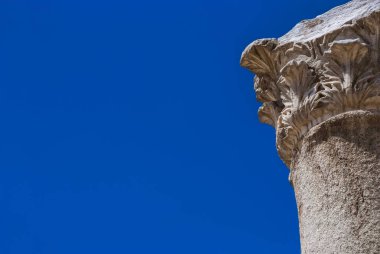 Lucca 'daki klasik mimar. Eski Roma sütunu ve sermayesi (mavi gökyüzü ve kopyalama alanı ile))