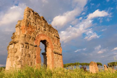 Antik Roma su kemerleri Roma halk parkında güzel bulutlarla harabeler oluşturuyor.