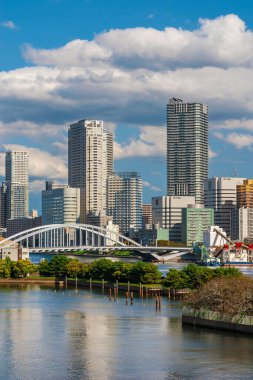 Tokyo, Japonya, Ekim 21, 2023 Tokyo Körfez Bölgesi 'nde Kachidoki modern binaları ve Takeshiba' dan Tsukiji Köprüsü