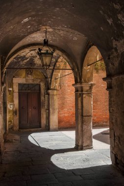 Lucca antik kemerli güzel ortaçağ tarihi merkez sokağı