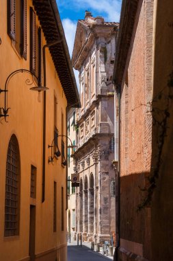 Lucca, Suffragio Barok Kilisesi 'nin güzel ortaçağ tarihi merkez sokağı.