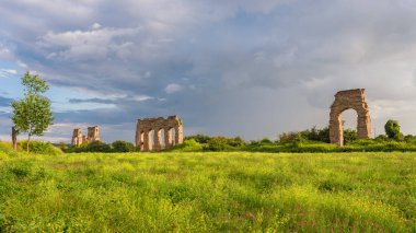 Roma 'nın kırsal kesimindeki antik Roma su kemeri kalıntıları