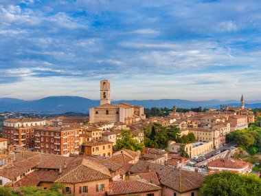 Aziz Dominic Bazilikası, St Peter çan kulesi ve Umbria kırsal bölgesi ile Perugia tarihi merkezi