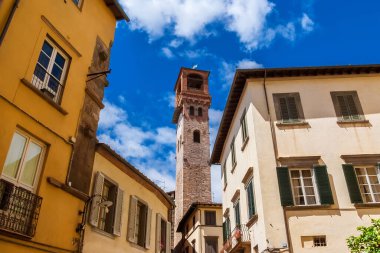 Lucca güzel bir ortaçağ tarihi merkez sokağı eski bir 'Torre dell' Ore '(Saat Kulesi), bir şehir simgesi