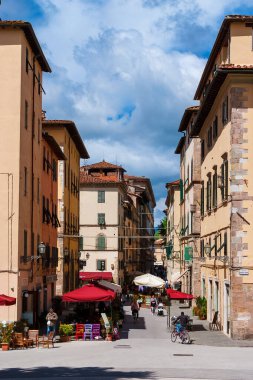 Lucca, İtalya, 3 Mayıs 2024 - Via Vittorio Veneto Caddesi, Lucca 'nın en önemli yollarından biri