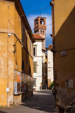 Lucca, ITALY, 16 Mayıs 2024 - Lucca Ortaçağ 'ın' Torre delle Ore 'adlı güzel tarihi merkezi)