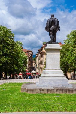 Lucca, ITALY, 3 Mayıs 2024 - Vittorio Emanuele Meydanı ve Vittorio Veneto Caddesi Lucca Tarih Merkezi
