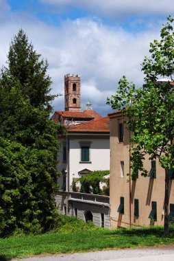 Lucca güzel ortaçağ tarihi merkezi. St. John Kilisesi 'nin çan kulesi. Eski şehir duvarlarından görülüyor.