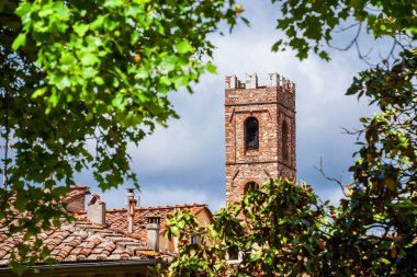 Aziz John Kilisesi ve Reparata antik çan kulesi şeklindeki şehir duvarları arasında görünen ortaçağ kulesi.