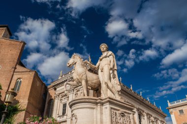Capitoline Tepesi 'nde antik Roma heykelleri, ortaçağ kilisesi ve bulutlu Rönesans sarayı, Roma' nın tam ortasında.