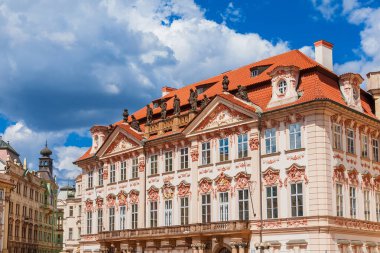 Prag, CZECH REPUBLIC, 12 Temmuz 2022 - Prag Ulusal Galerisi 'nin bir parçası olan Eski Şehir Meydanı' ndaki Kinsky Sarayı