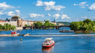 Prag, CZECH CUBLIC, 12 Temmuz 2022 - Çek Cumhuriyeti 'nde turizm. Prag 'daki Vltava Nehri' nde gezi. 