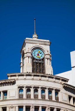 Tokyo, Japonya, 17 Ekim 2023 Disney 'in Tokyo' daki 100. yıldönümü. Mickey Mouse, Ginza 'daki Seiko Saat Kulesi' nde. 