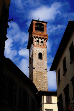 Meşhur 'Torre delle Ore' (Saat Kulesi), Lucca 'nın tarihi merkezindeki en uzun ortaçağ kulesi.