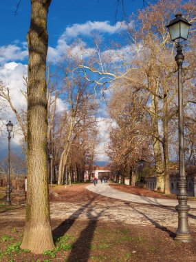 Lucca, İtalya, 27 Aralık 2022 Lucca 'da kış. İnsanlar şehir duvarlarında ağaçlarla çevrili caddelerde yürüyor.